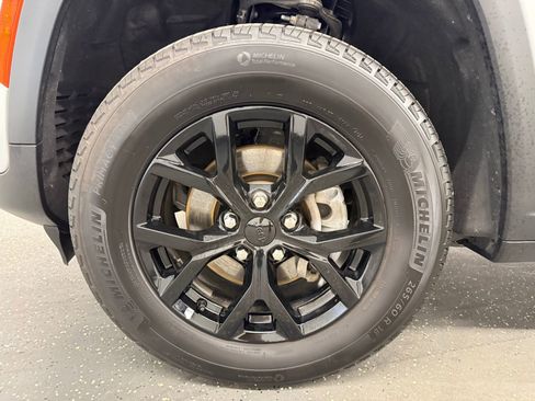 Used 2025 Jeep Grand Cherokee Altitude AWD/4WD image 18