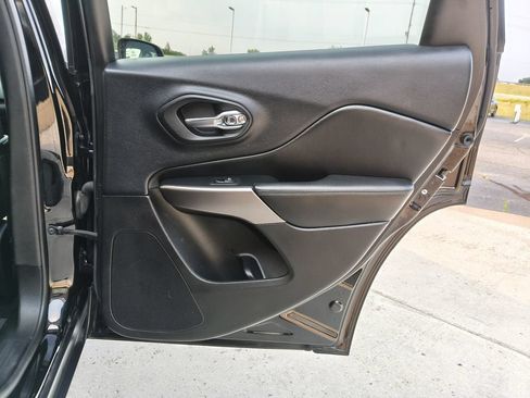 Used 2019 Jeep Cherokee Limited w/ Luxury Group AWD/4WD image 19