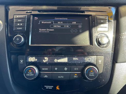 Used 2019 Nissan Rogue SL image 16