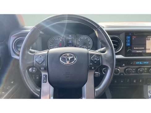 Used 2017 Toyota Tacoma TRD Off-Road w/ Premium & Technology Package AWD/4WD image 13
