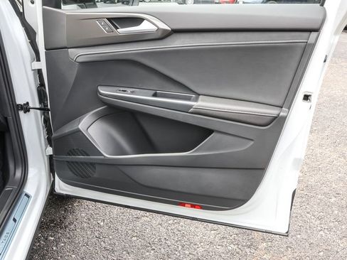 Used 2025 Volkswagen Taos SE image 37