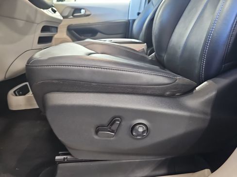 Used 2024 Chrysler Pacifica Touring-L FWD image 28