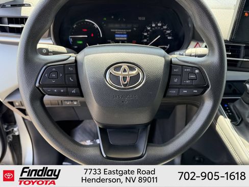 Certified 2025 Toyota Sienna LE FWD image 22