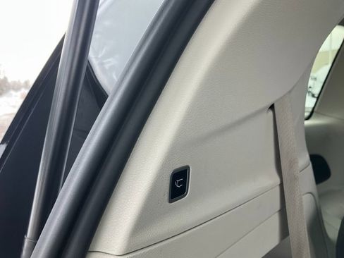Used 2024 Chrysler Pacifica Touring-L image 25