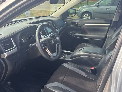 Used 2015 Toyota Highlander Plus FWD image 4