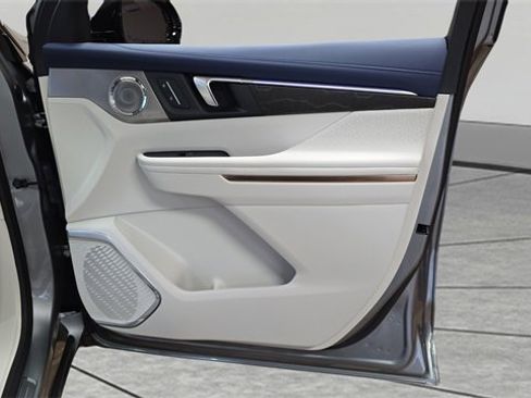 Used 2025 Buick Enclave Avenir image 27