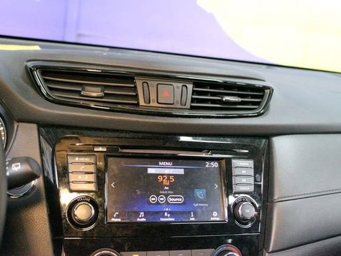 Used 2020 Nissan Rogue SV AWD/4WD image 18