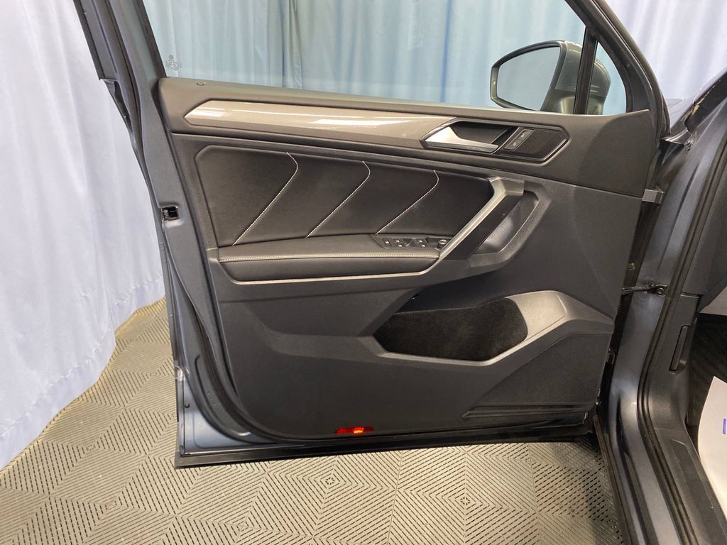 Used 2022 Volkswagen Tiguan SE AWD/4WD image 11