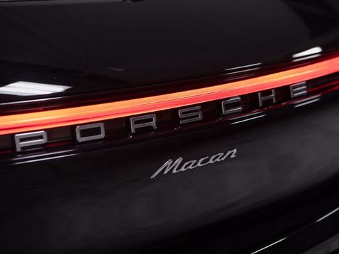 Certified 2026 Porsche Macan AWD/4WD image 18