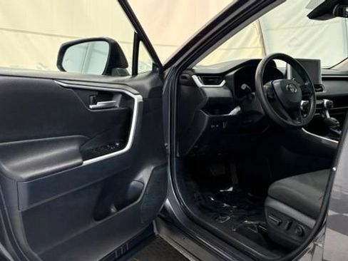 Used 2025 Toyota RAV4 XLE FWD image 31