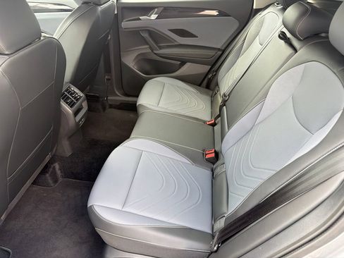 Used 2025 Volkswagen Tiguan SE AWD/4WD image 24