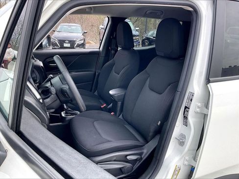 Used 2023 Jeep Renegade Latitude image 9