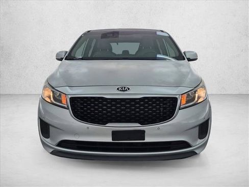 Used 2017 Kia Sedona LX w/ LX Essentials Premium Package FWD image 2