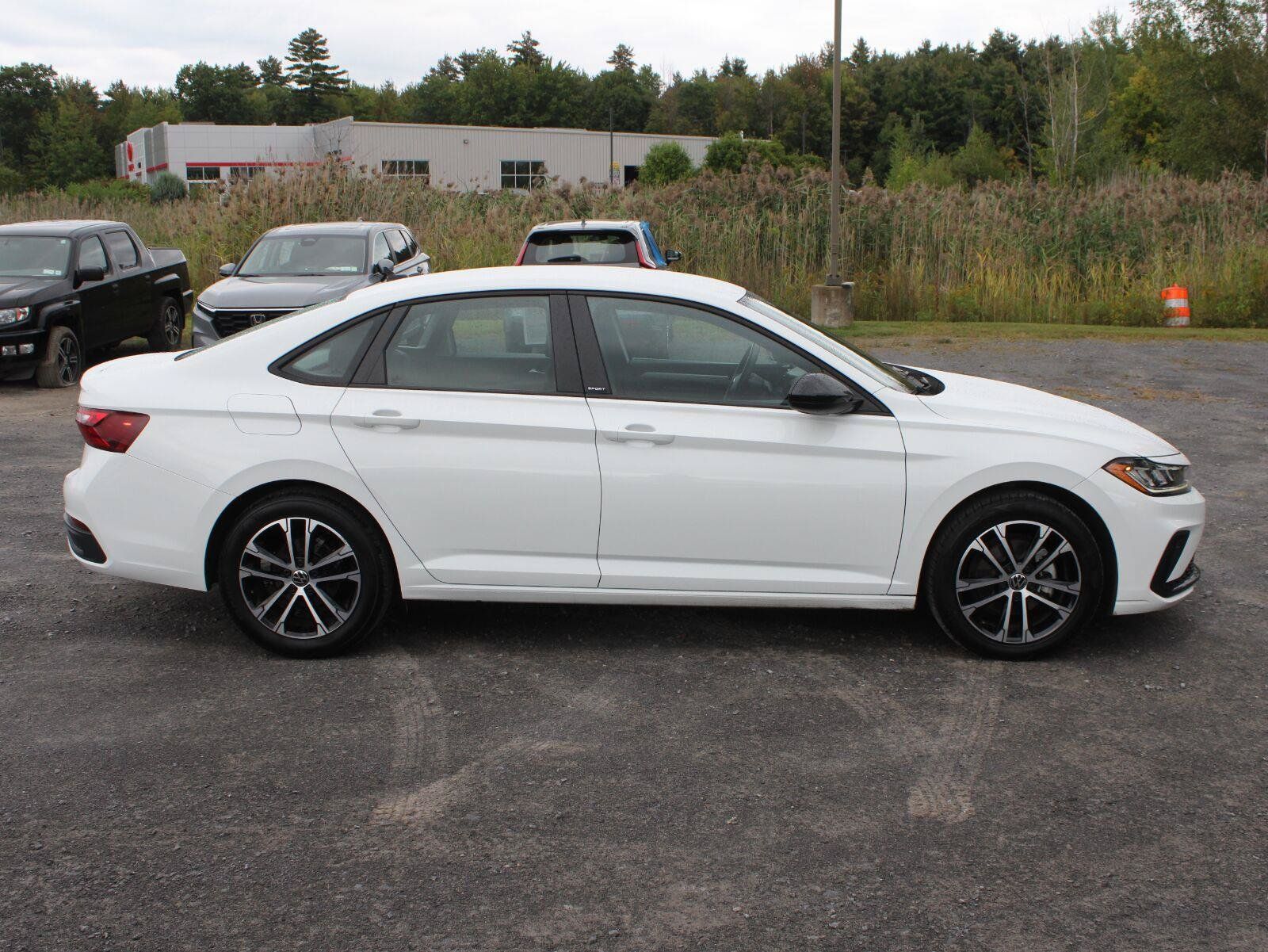 Used 2025 Volkswagen Jetta Sport FWD image 4