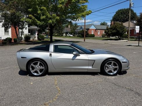 Used 2006 Chevrolet Corvette Coupe w/ Preferred Equipment Group RWD image 2