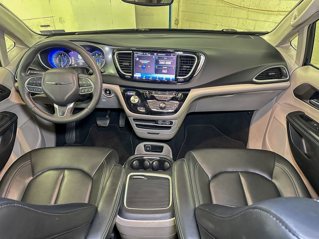 Used 2024 Chrysler Pacifica Touring-L FWD image 31