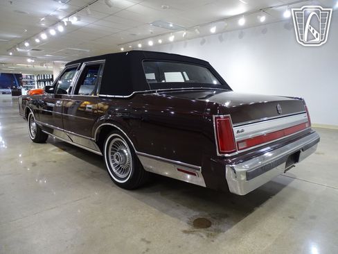Used 1988 Lincoln Town Car image 9