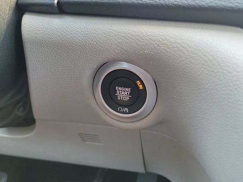 Used 2024 Chrysler Pacifica Touring-L FWD image 26