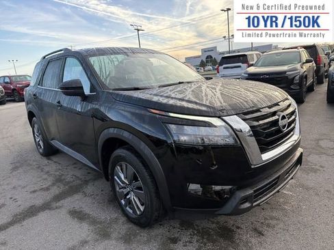 Used 2025 Nissan Pathfinder SV image 3