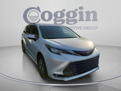Used 2023 Toyota Sienna XLE FWD image 7