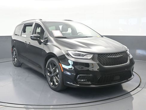 Used 2023 Chrysler Pacifica Limited w/ S Appearance Package image 9