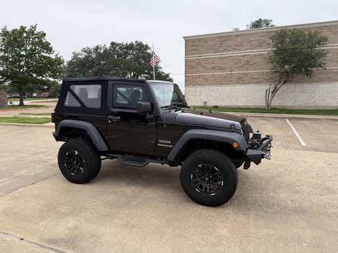 Used 2017 Jeep Wrangler Sport w/ Connectivity Group AWD/4WD image 3