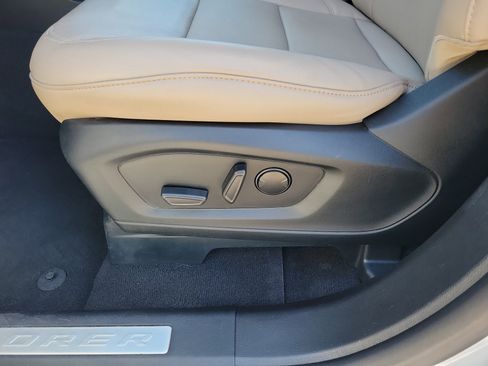 Certified 2023 Ford Explorer Limited image 9