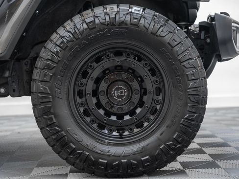 Used 2024 Jeep Wrangler Unlimited Sahara w/ Technology Group AWD/4WD image 19