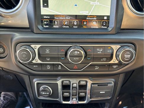 Used 2018 Jeep Wrangler Unlimited Sahara image 25