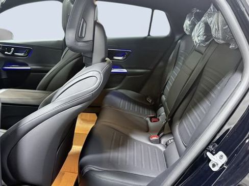 Used 2025 Mercedes-Benz GLC 300 4MATIC image 7