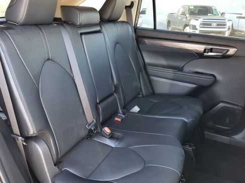 New 2026 Toyota Highlander Limited image 16