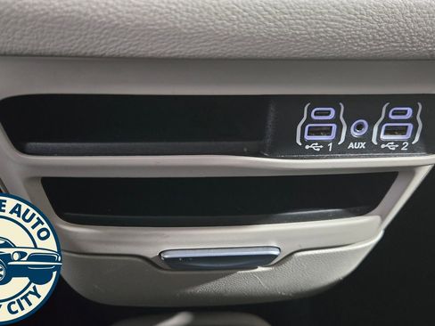Used 2023 Chrysler Pacifica Touring-L FWD image 16