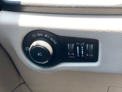 Used 2024 Chrysler Pacifica Limited FWD image 15