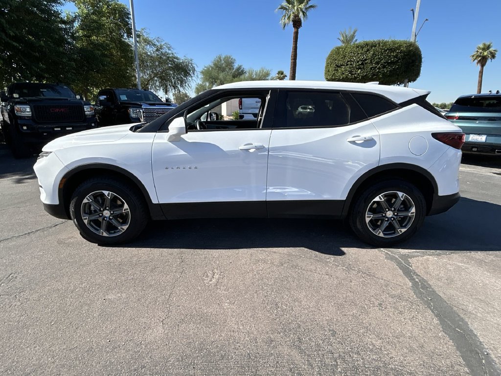Used 2025 Chevrolet Blazer LT FWD image 4