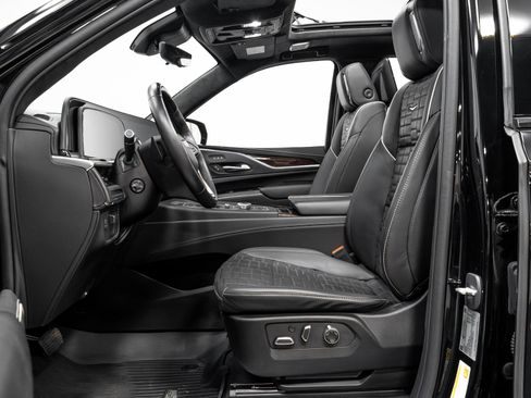 Used 2023 Cadillac Escalade Sport Platinum w/ LPO, ONYX Package image 6