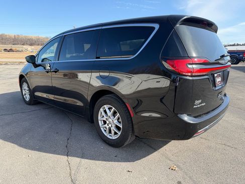 Used 2025 Chrysler Pacifica Select image 7