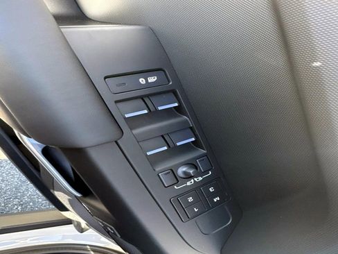 New 2026 Land Rover Defender 110 X-Dynamic SE AWD/4WD image 17