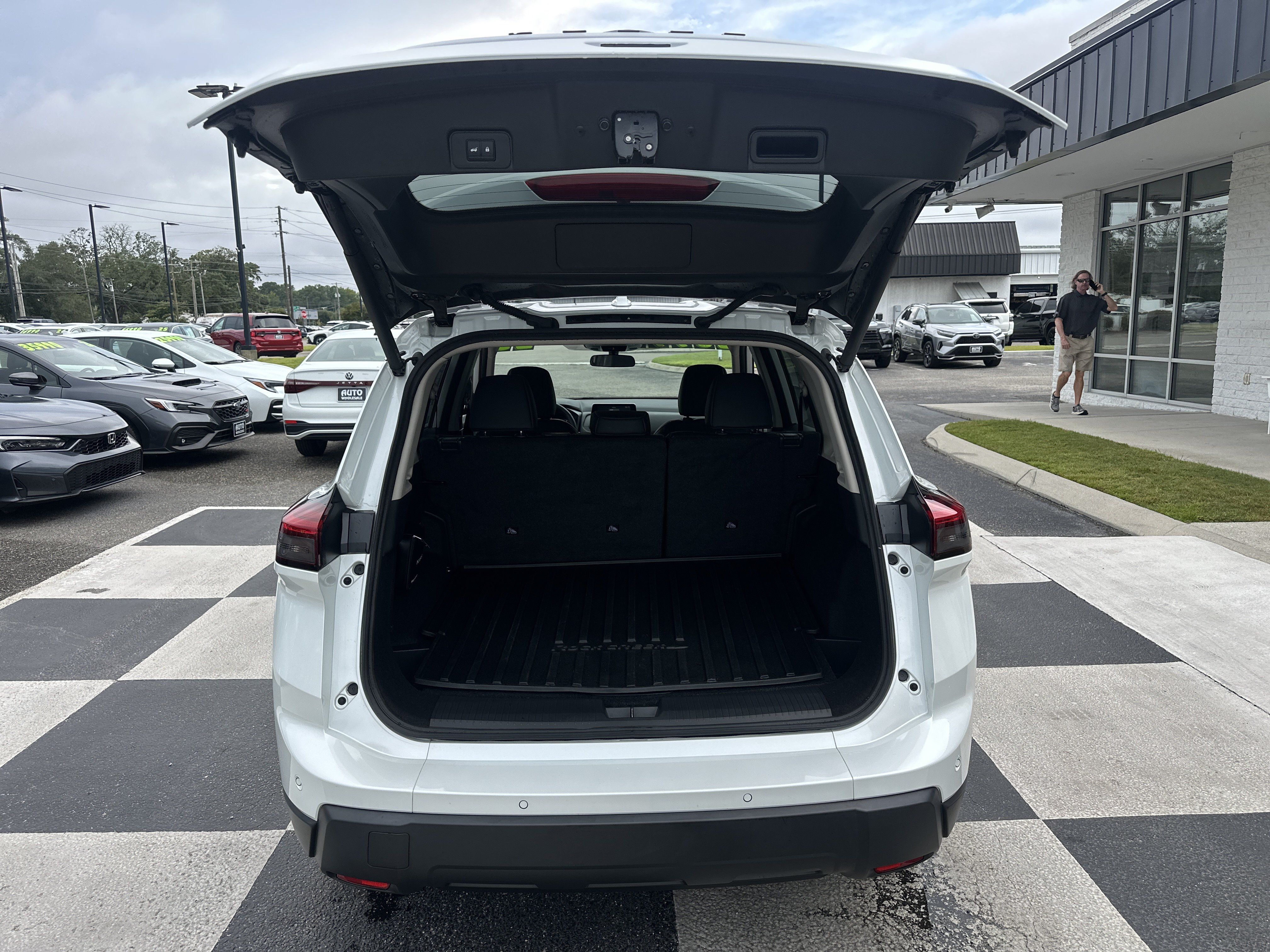 Used 2025 Nissan Rogue SV AWD/4WD image 5