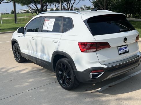 Certified 2022 Volkswagen Taos SE FWD image 8