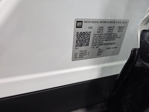 Used 2025 Chevrolet Equinox EV LT w/ LPO, All-Weather Mat Package FWD image 36