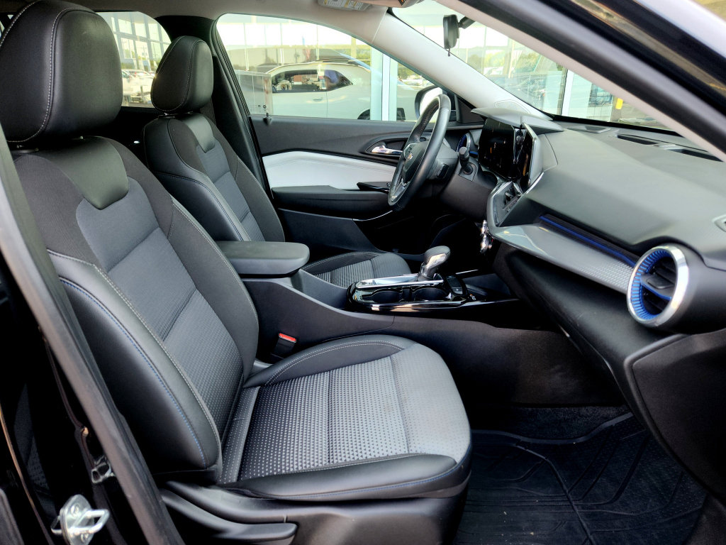 Used 2024 Chevrolet Trax LT w/ Sunroof Package FWD image 32