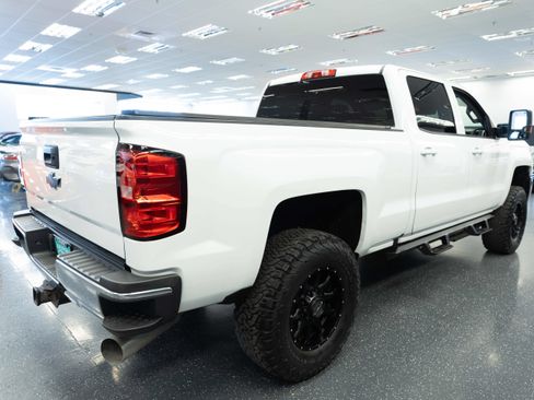 Used 2019 Chevrolet Silverado 2500 LT AWD/4WD image 4