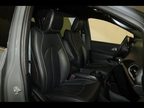 Used 2025 Chrysler Pacifica Select image 27