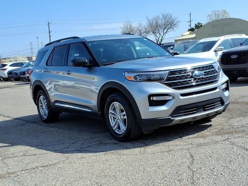 Used 2024 Ford Explorer XLT w/ Equipment Group 202A AWD/4WD image 7