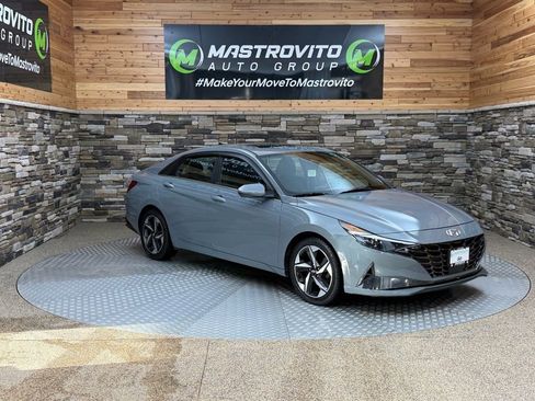 Used 2022 Hyundai Elantra SEL w/ Convenience + Premium Package image 2