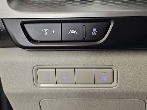 Used 2024 Kia Carnival LX FWD image 23