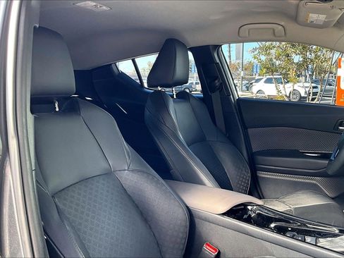 Used 2022 Toyota C-HR XLE image 7