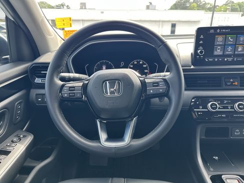 Used 2025 Honda Pilot EX-L image 18
