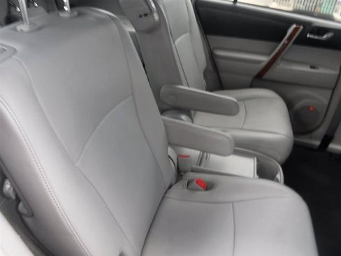 Used 2013 Toyota Highlander Limited FWD image 24