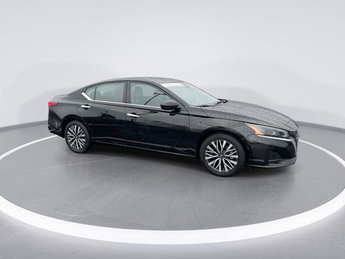 Used 2025 Nissan Altima 2.5 SV FWD image 9